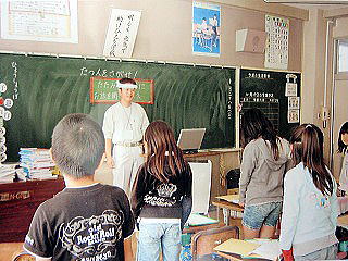 龍ヶ崎小学校の教室で畳の授業ごあいさつ。