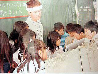 龍ヶ崎小学校の教室で畳の授業、パソコンで説明